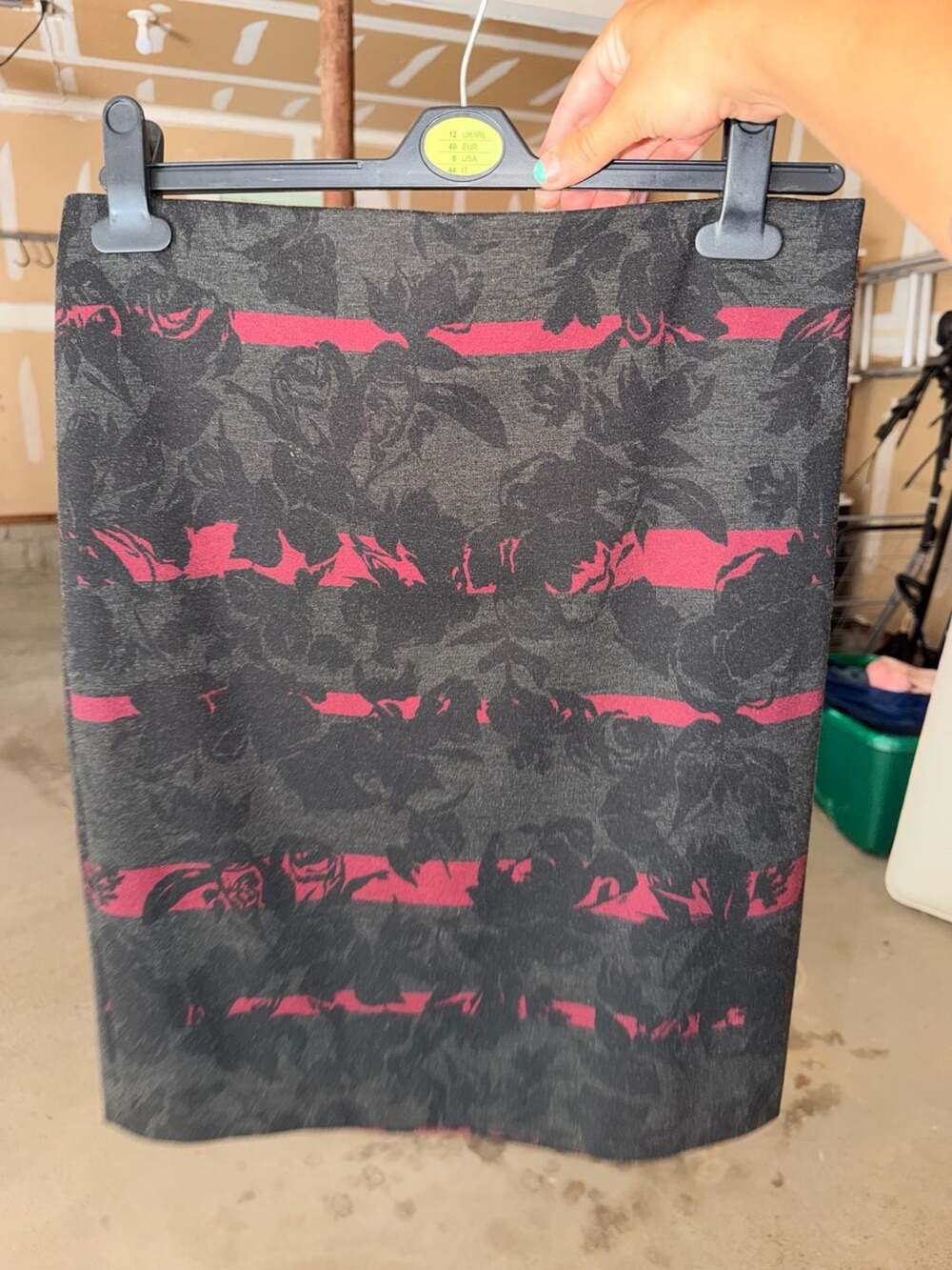 Grace Elements Pencil Skirt Size 12 Black Gray Red Floral Print